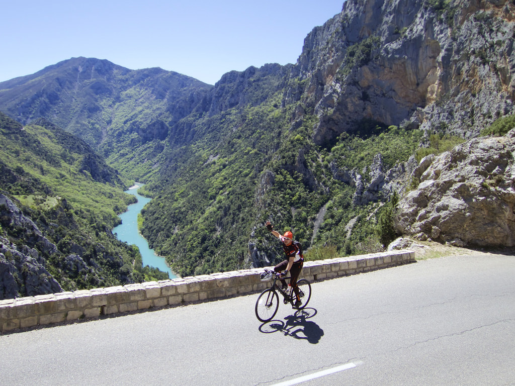Cycliste sur les routes des Gorges du Verdon