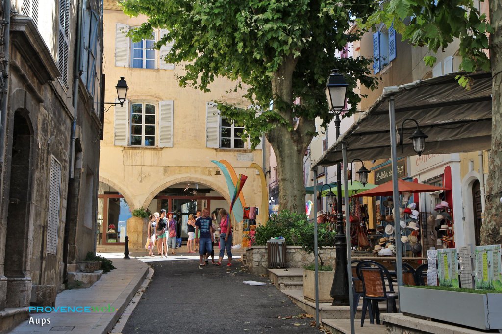 Le marché d'Aups, capitale de la truffe noire du Var