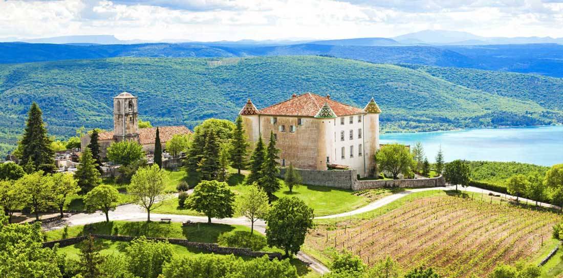 Aiguines, perché au-dessus du lac