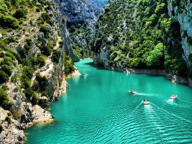 Les eaux turquoise des Gorges du Verdon vues depuis le lac