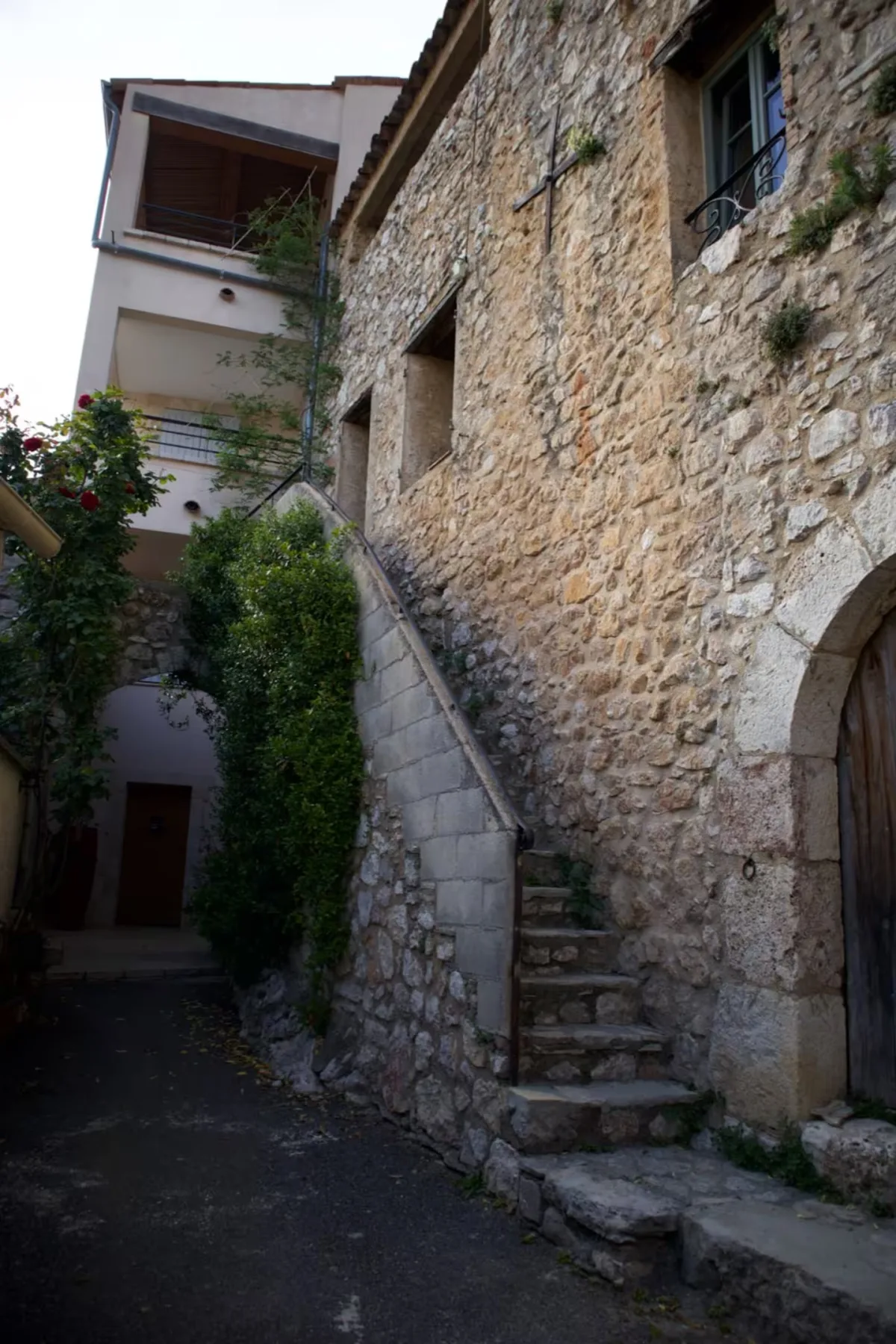 Escalier en pierre et façade ancienne à l'entrée de Kéa