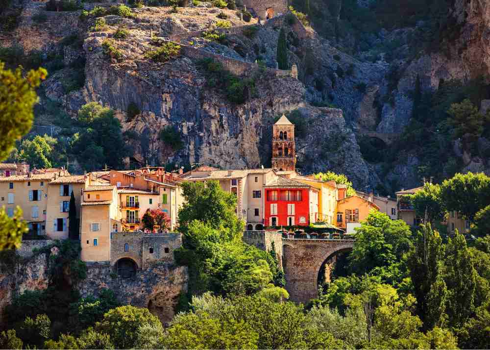 Moustiers-Sainte-Marie, village niché dans les falaises du Verdon