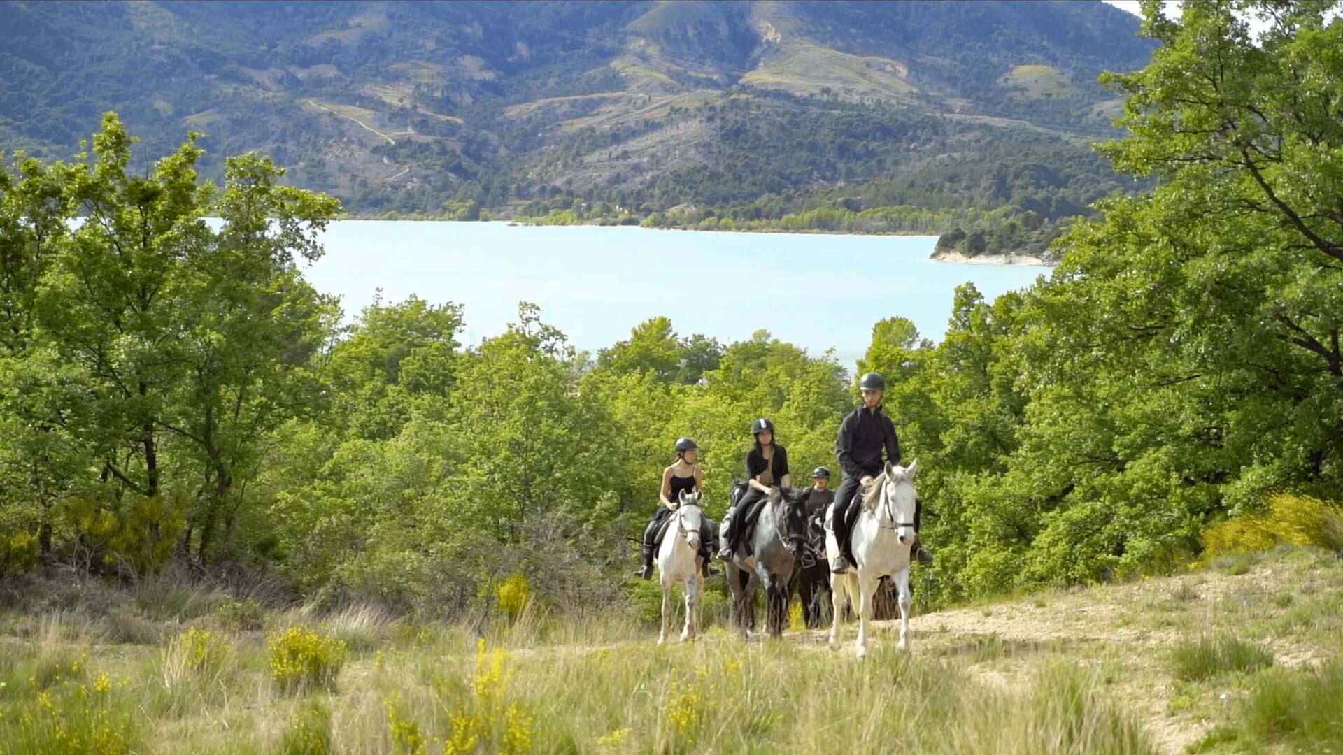 Les bords du lac, idéaux pour les activités nautiques et équestres