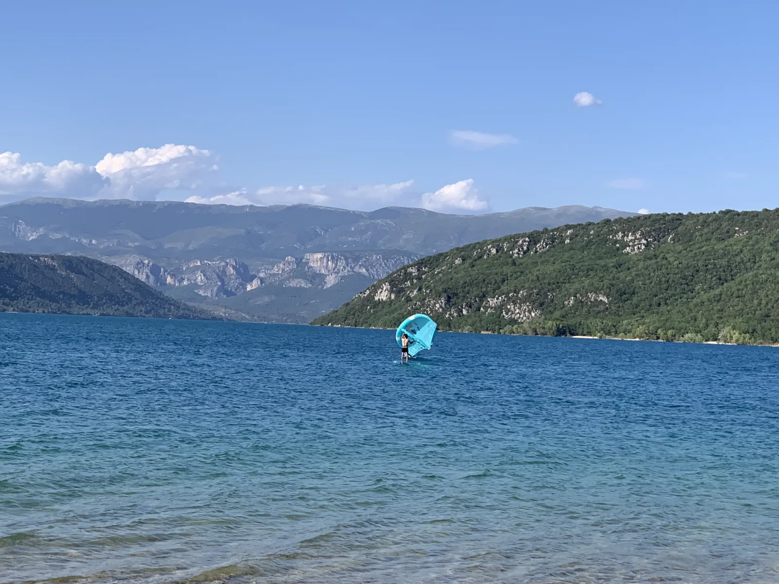 Wingfoil sur le Lac de Sainte-Croix, au Centre Nautique de Bauduen