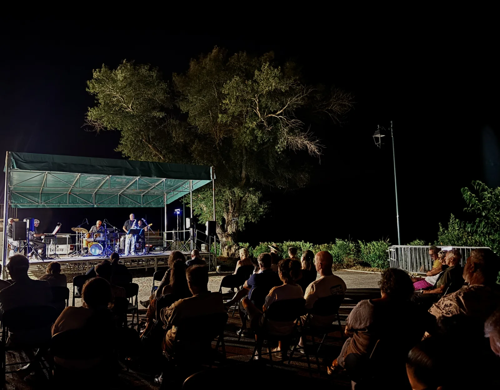 Concert en plein air à Bauduen, front de lac de Sainte-Croix, été 2026