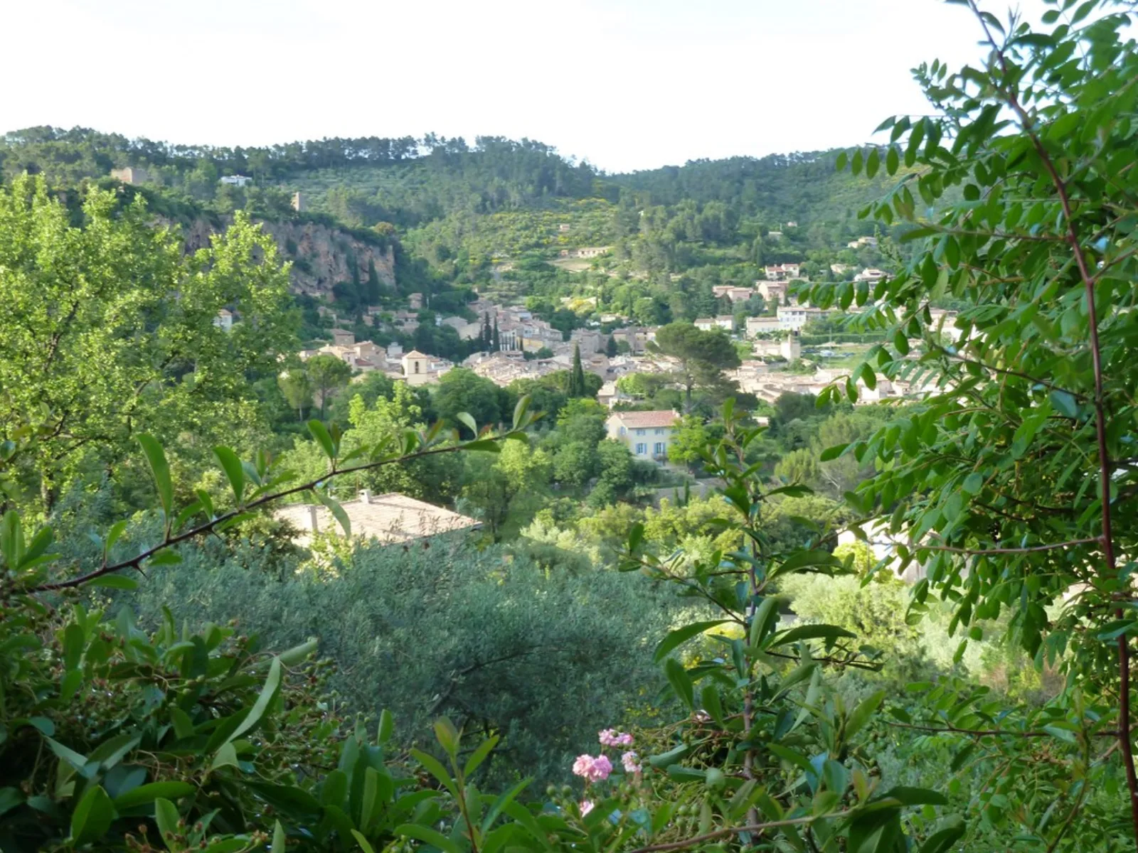 Cotignac, au pied de sa grande falaise de tuf