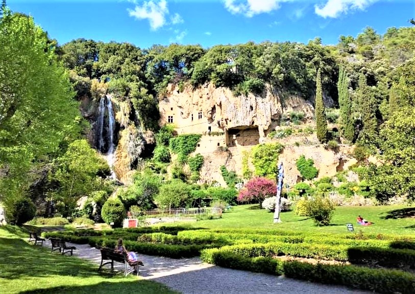 Villecroze-les-Grottes et ses cascades