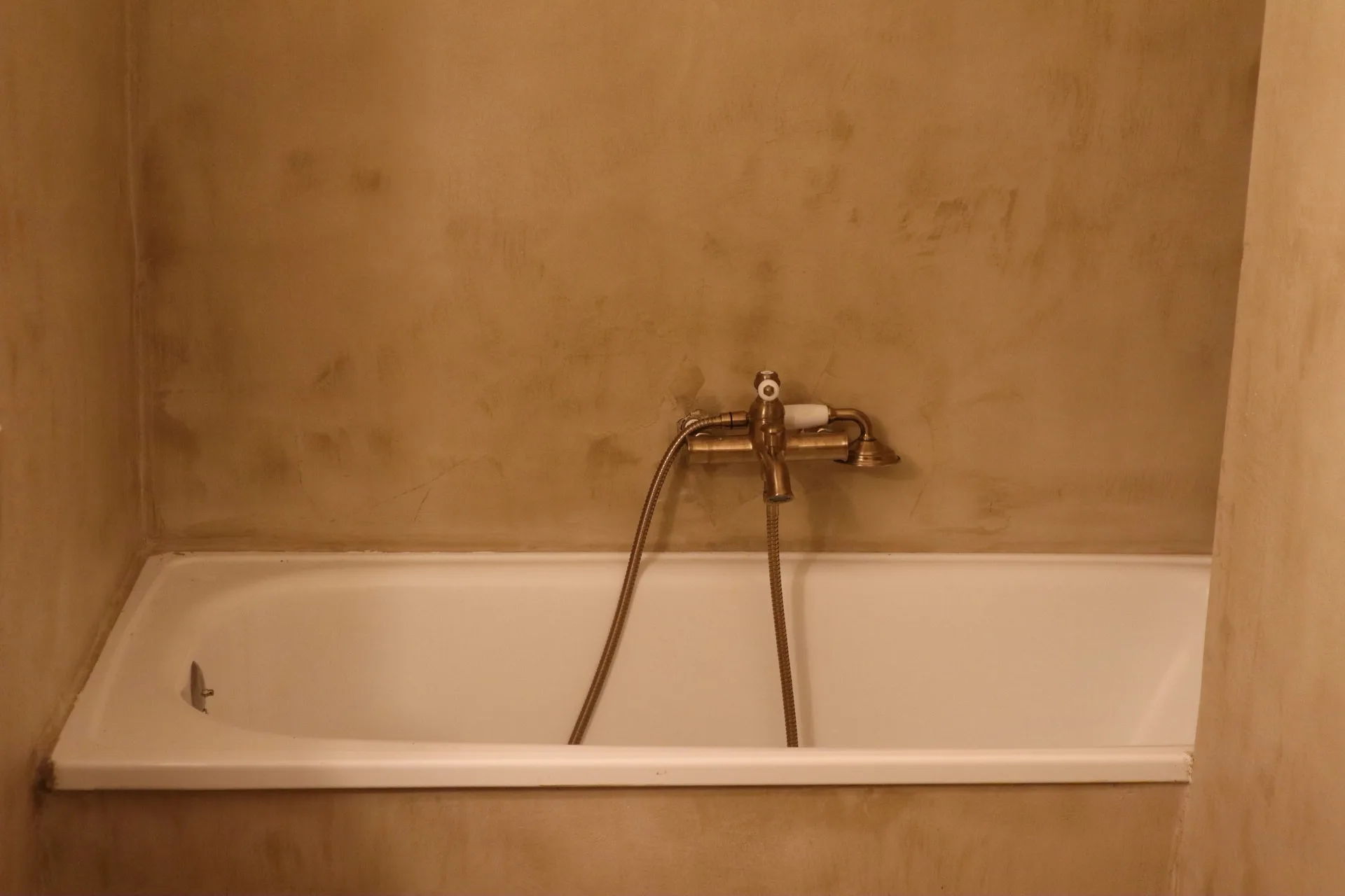 Salle de bain avec baignoire