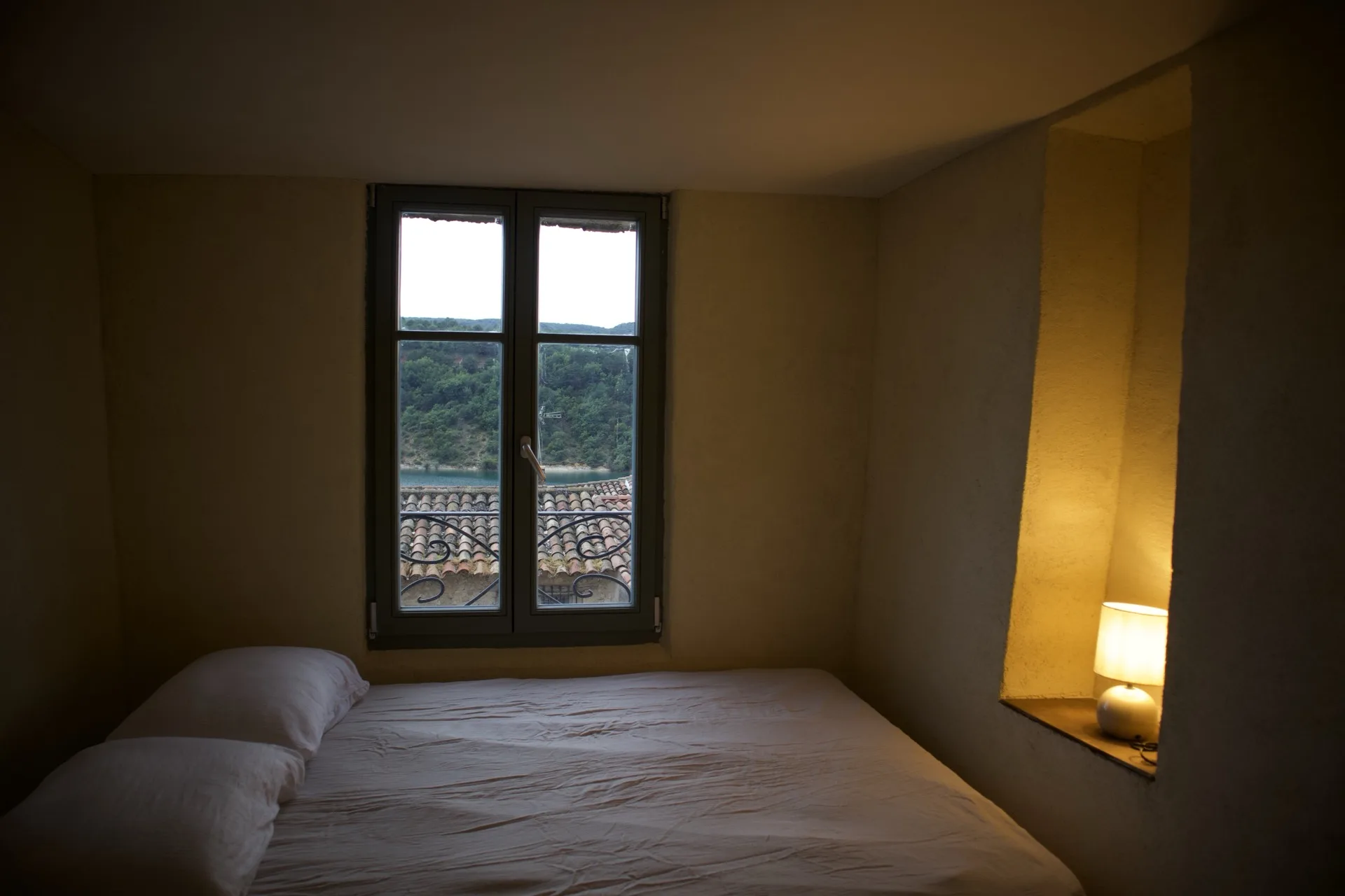Chambre avec vue sur le Lac de Sainte-Croix depuis la fenêtre