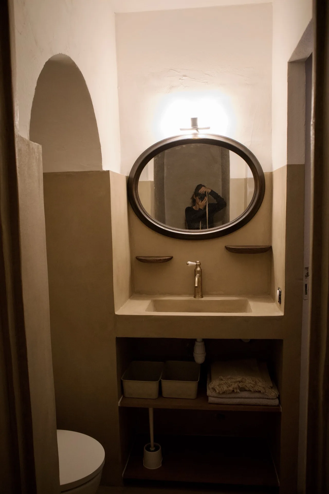 Salle d'eau avec vasque en tadelakt et miroir ovale