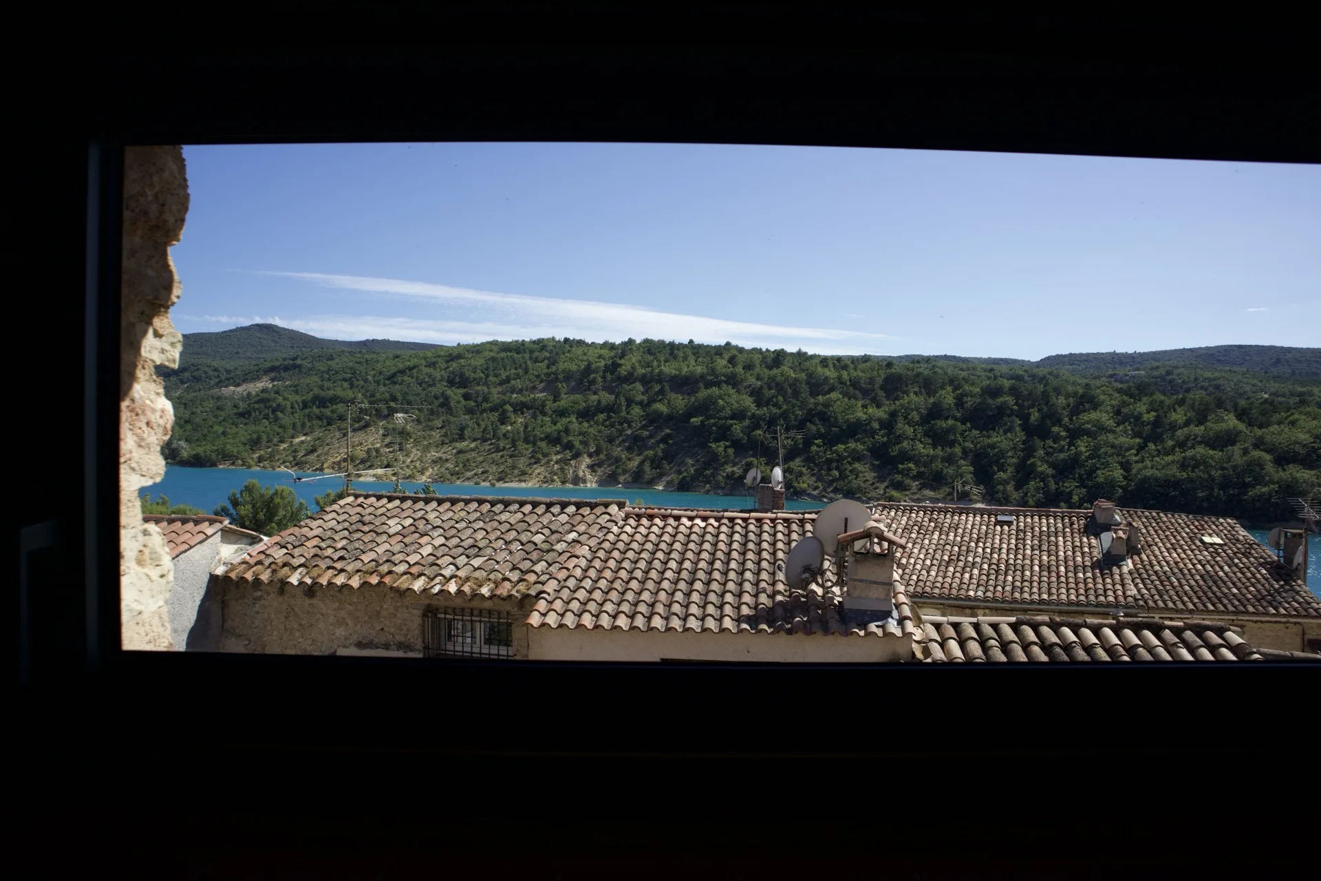 Vue sur le lac encadrée par la pierre de la maison de 1709
