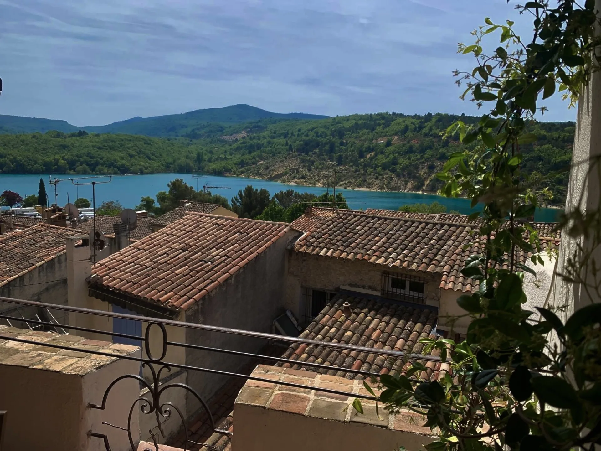 Vue panoramique sur les toits du village et le Lac de Sainte-Croix