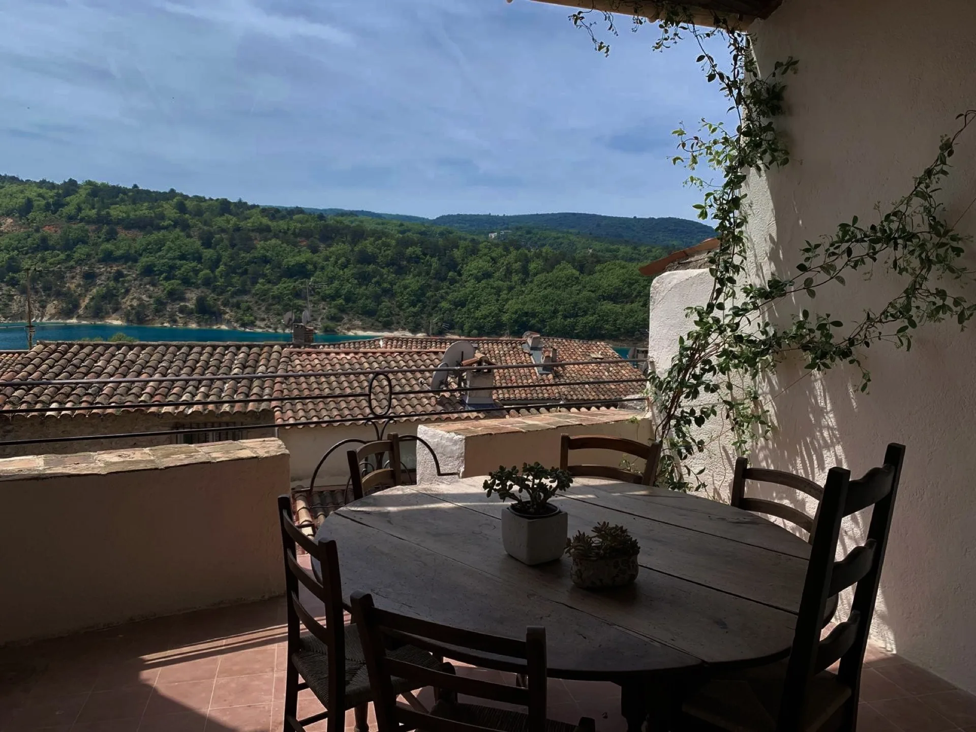 Terrasse avec table ronde, vue sur le Lac de Sainte-Croix