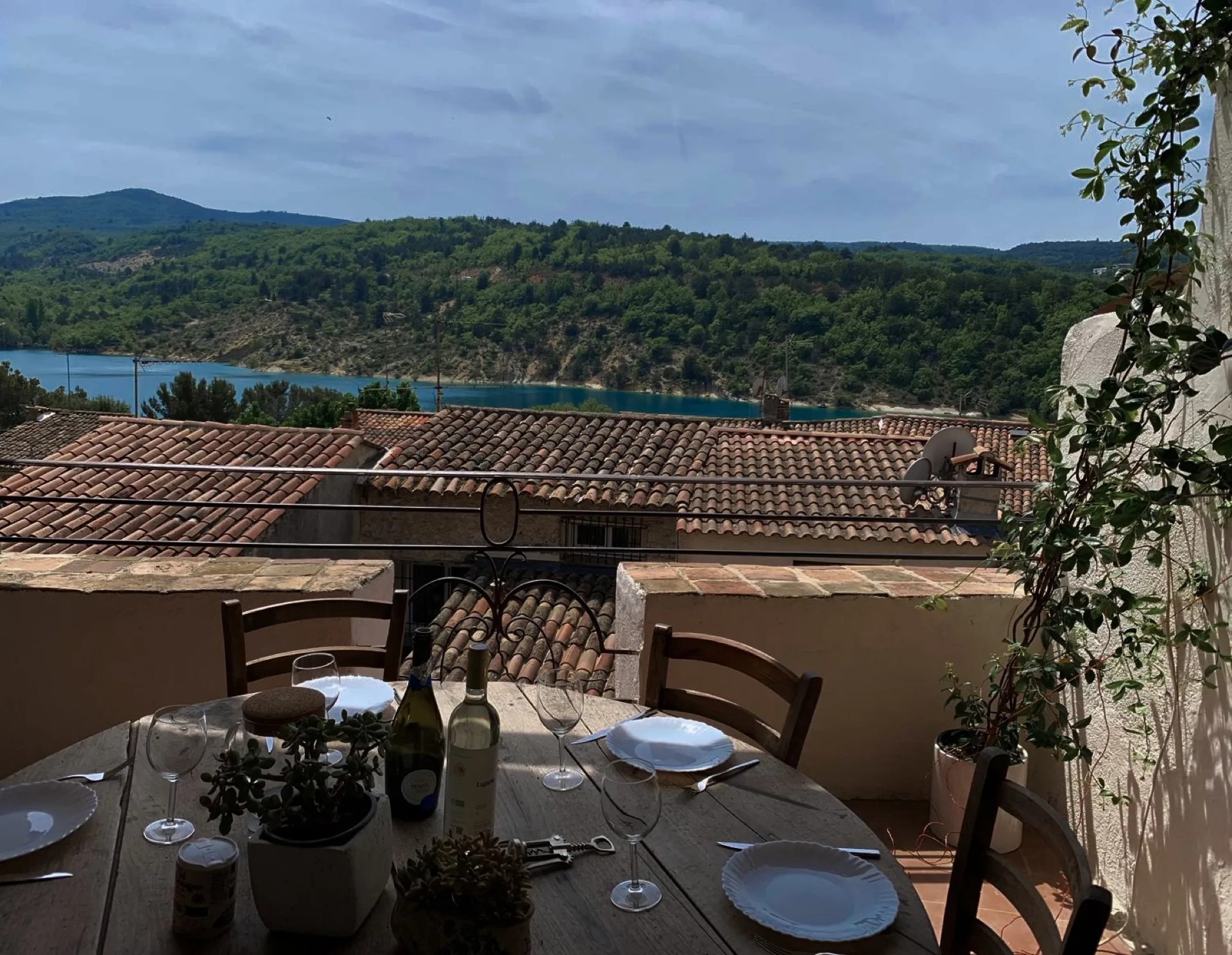 Terrasse avec table dressée pour dîner, vue sur le Lac de Sainte-Croix