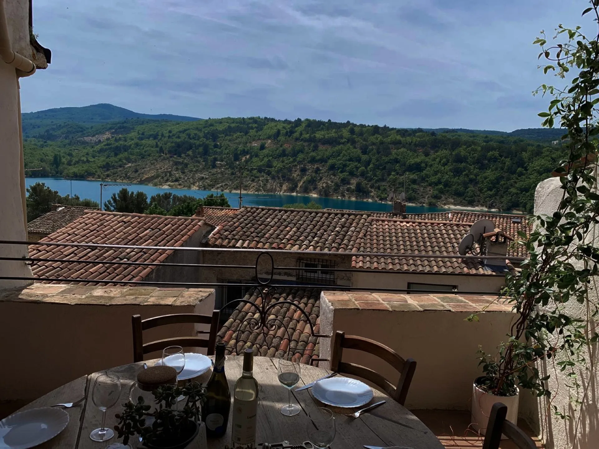 Terrasse de Moana, vue panoramique sur le lac et les collines