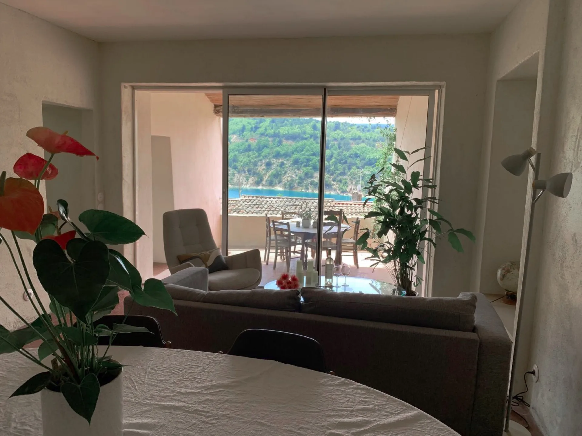 Séjour depuis la salle à manger, vue sur la terrasse et le lac