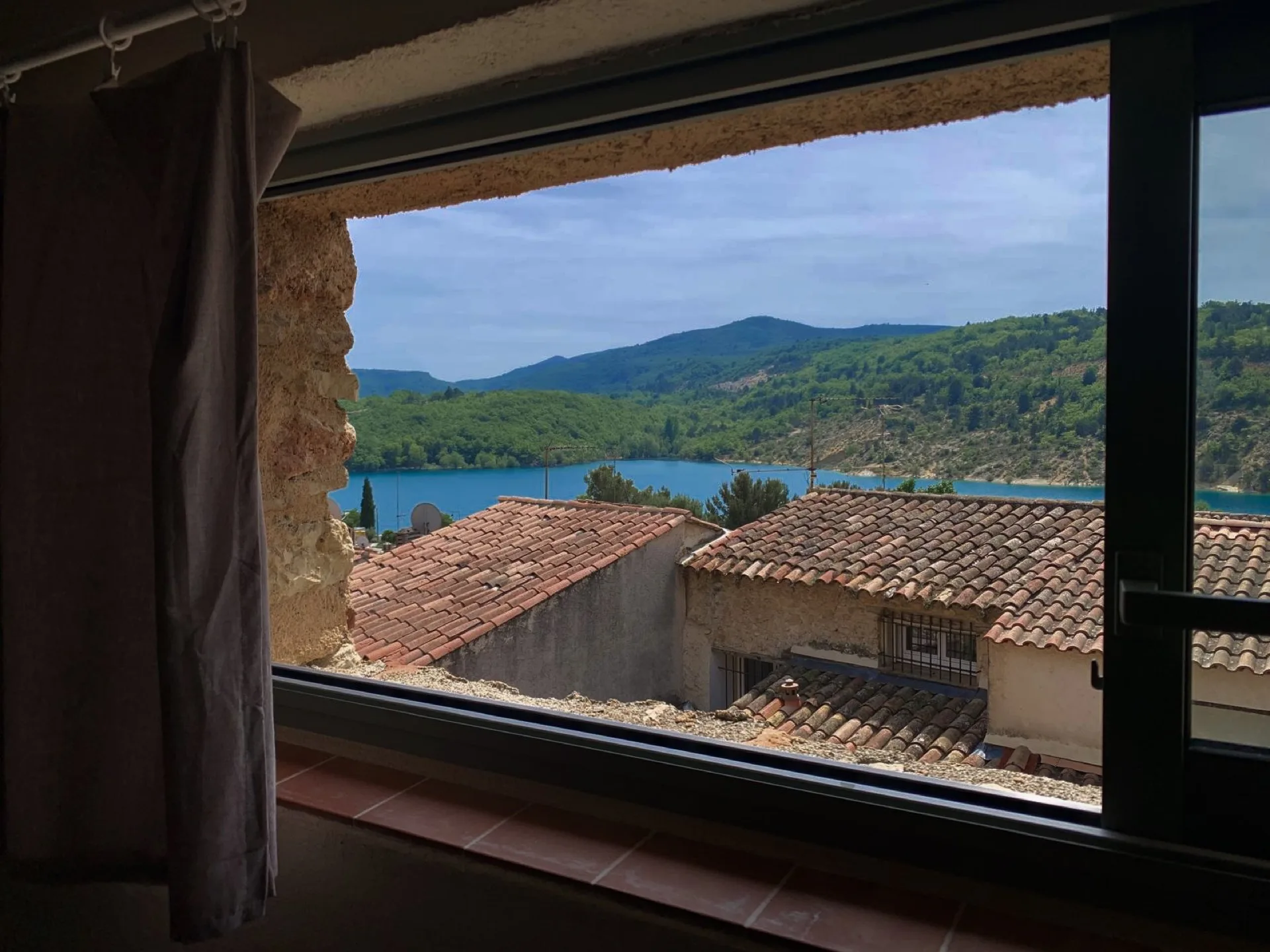 Vue sur le Lac de Sainte-Croix et les collines depuis la fenêtre