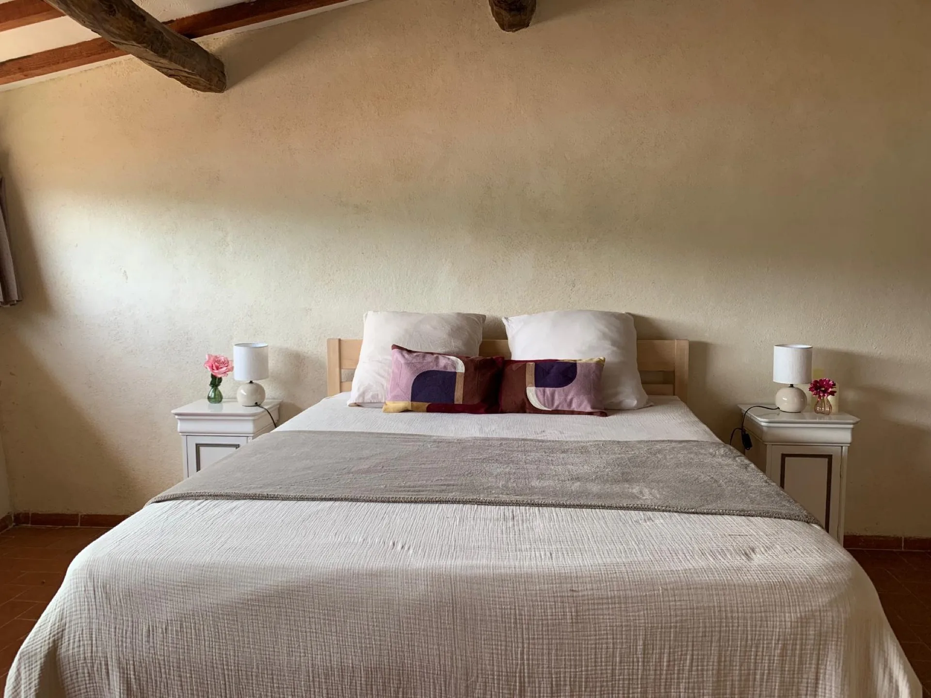 Chambre double avec poutres apparentes et linge de qualité