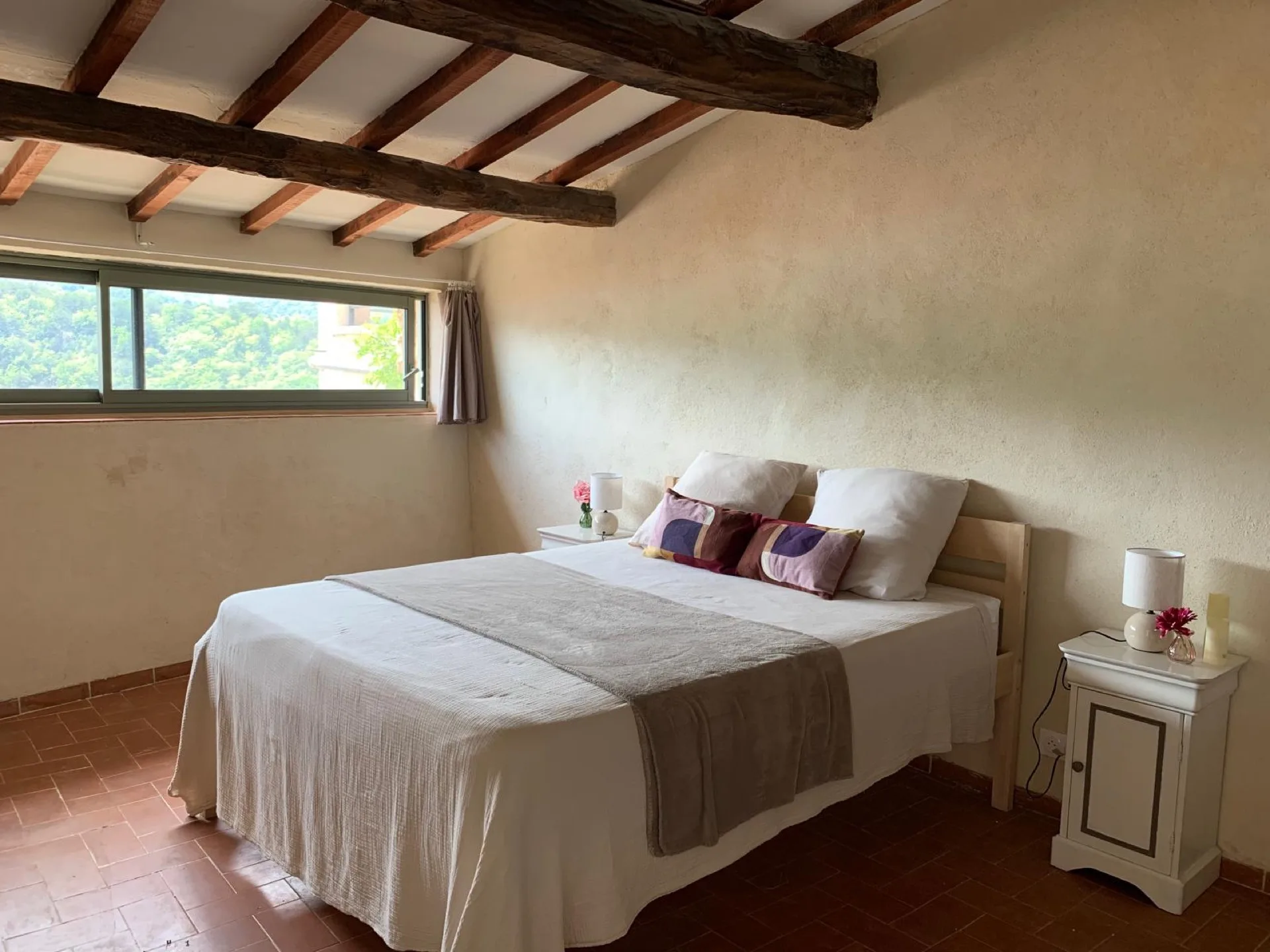 Chambre double avec poutres, chevets et décoration provençale